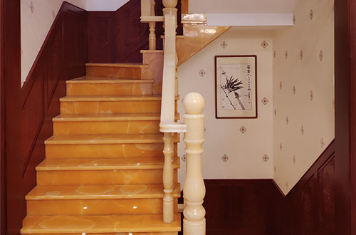 佛子山镇中式别墅室内汉白玉石楼梯的定制安装装饰效果